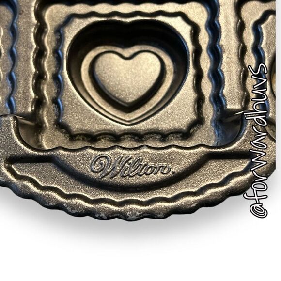 Wilton 12 Hearts Cake Pan - Non-Stick CAST ALUMINUM - Rectangle 12 x 9 1/2 x 2 - Picture 6 of 8